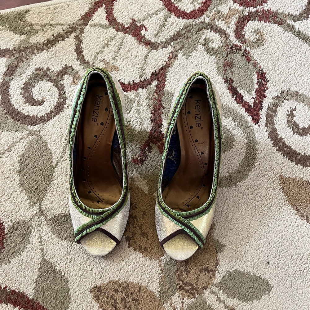 Kenzie Women's Green and Cream Flats